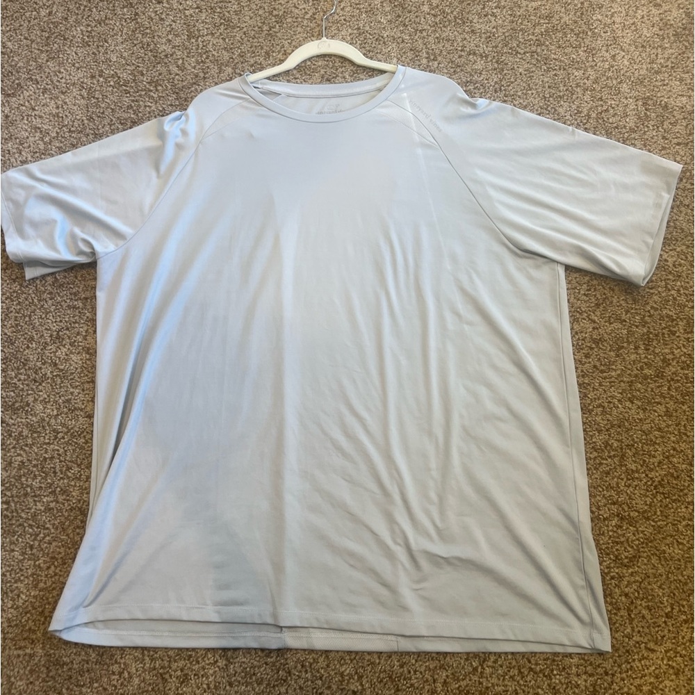 Vineyard Vines light gray men’s performance t-shirt. Size XL. Short sleeves.